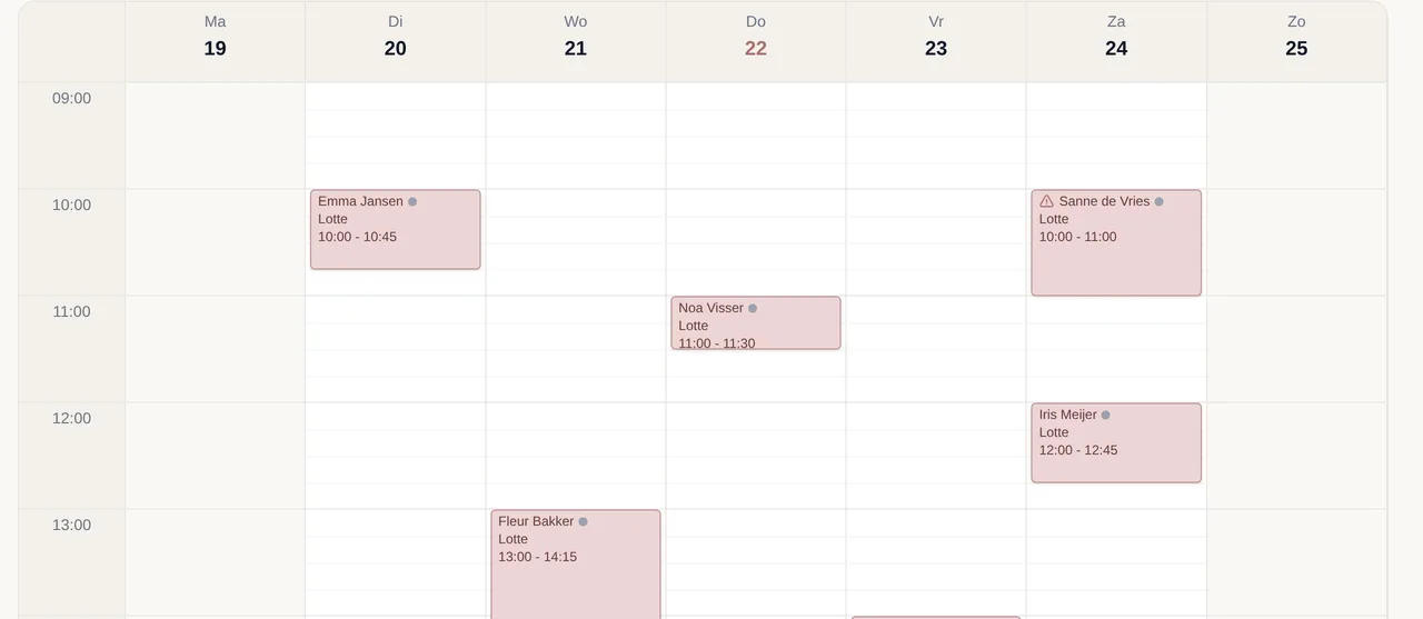 Weekagenda van Studio Lotte Nails met de afspraken van die week. Bij de afspraak van Sanne de Vries staat een rood waarschuwingsicoon: Let op: allergieën of medicatie.