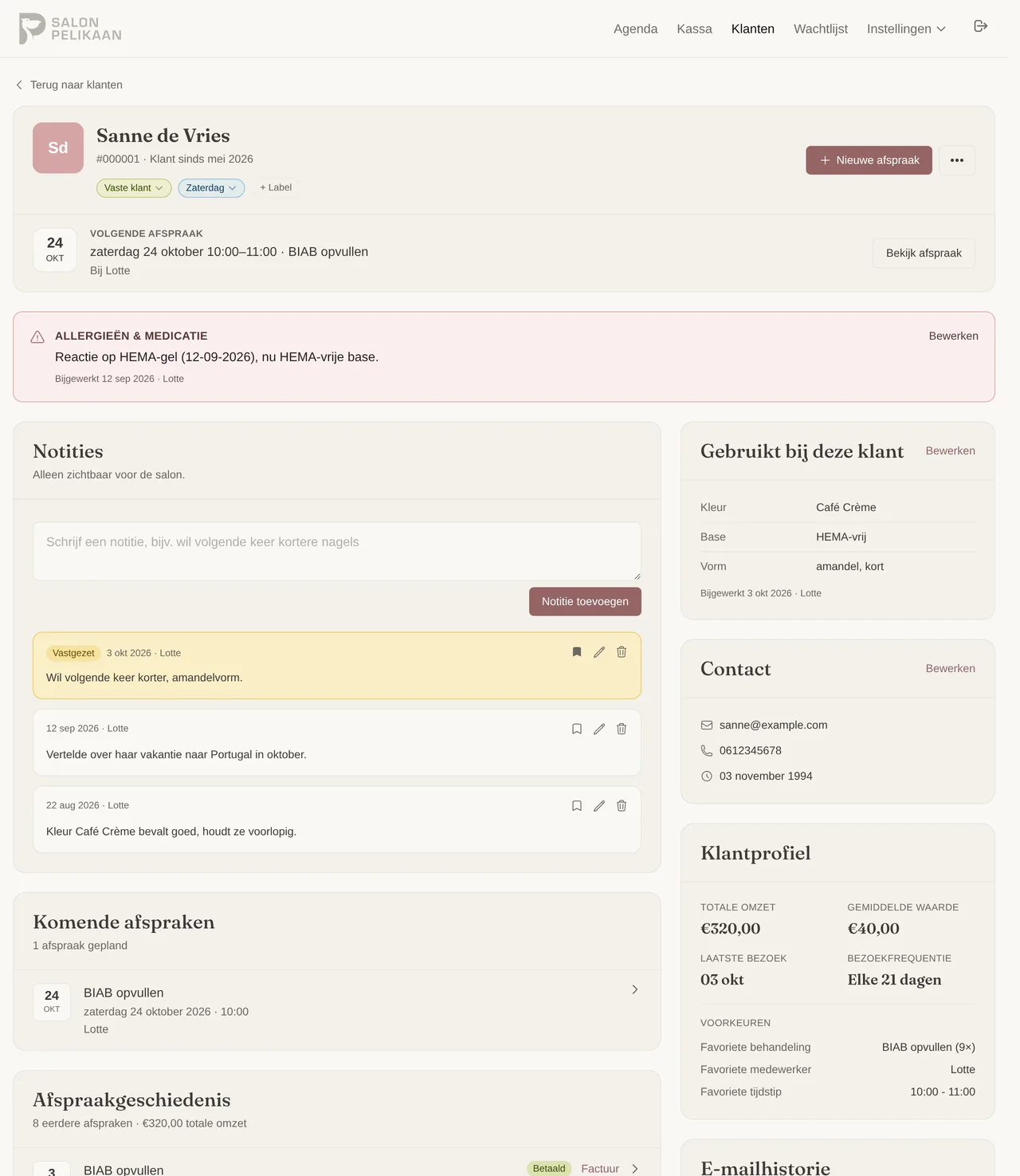 Klantenkaart van Sanne de Vries met de labels Vaste klant en Zaterdag, een rood blok Allergieën & medicatie met ‘Reactie op HEMA-gel, nu HEMA-vrije base’, bijgewerkt door Lotte, haar notities met een vastgezette notitie bovenaan en haar komende afspraak.